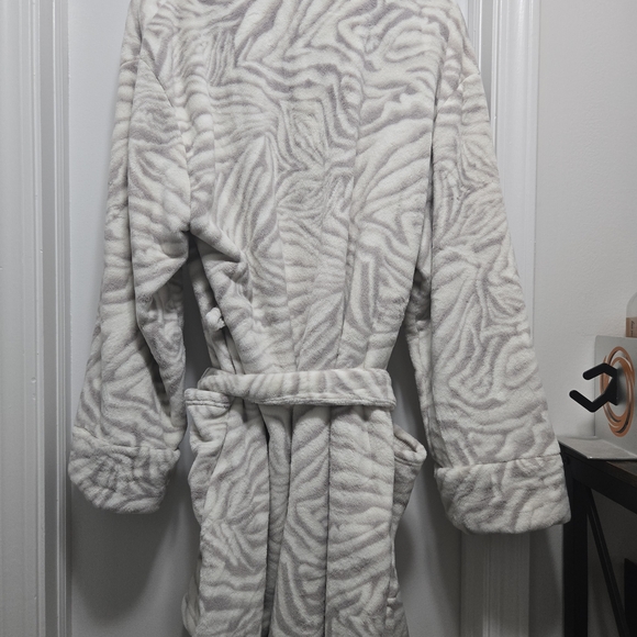 Soma Zebra Pattern Plush Robe - Picture 3 of 7